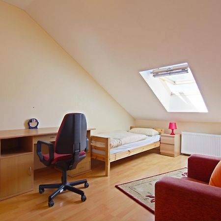 Private Rooms Near Exhibition Center Hannover Exteriör bild
