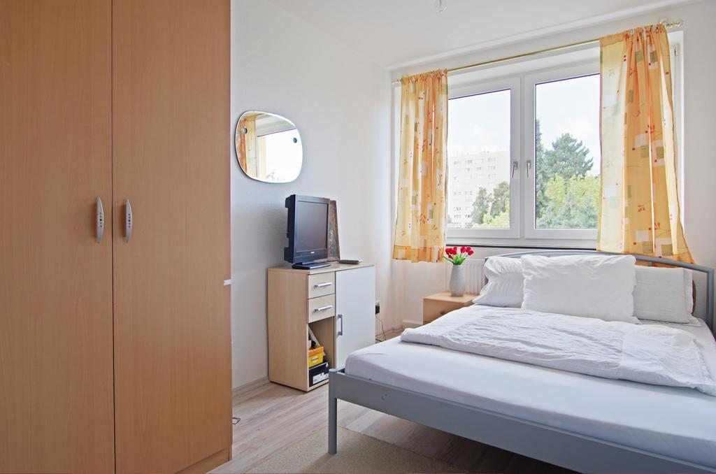 Private Rooms Near Exhibition Center Hannover Exteriör bild