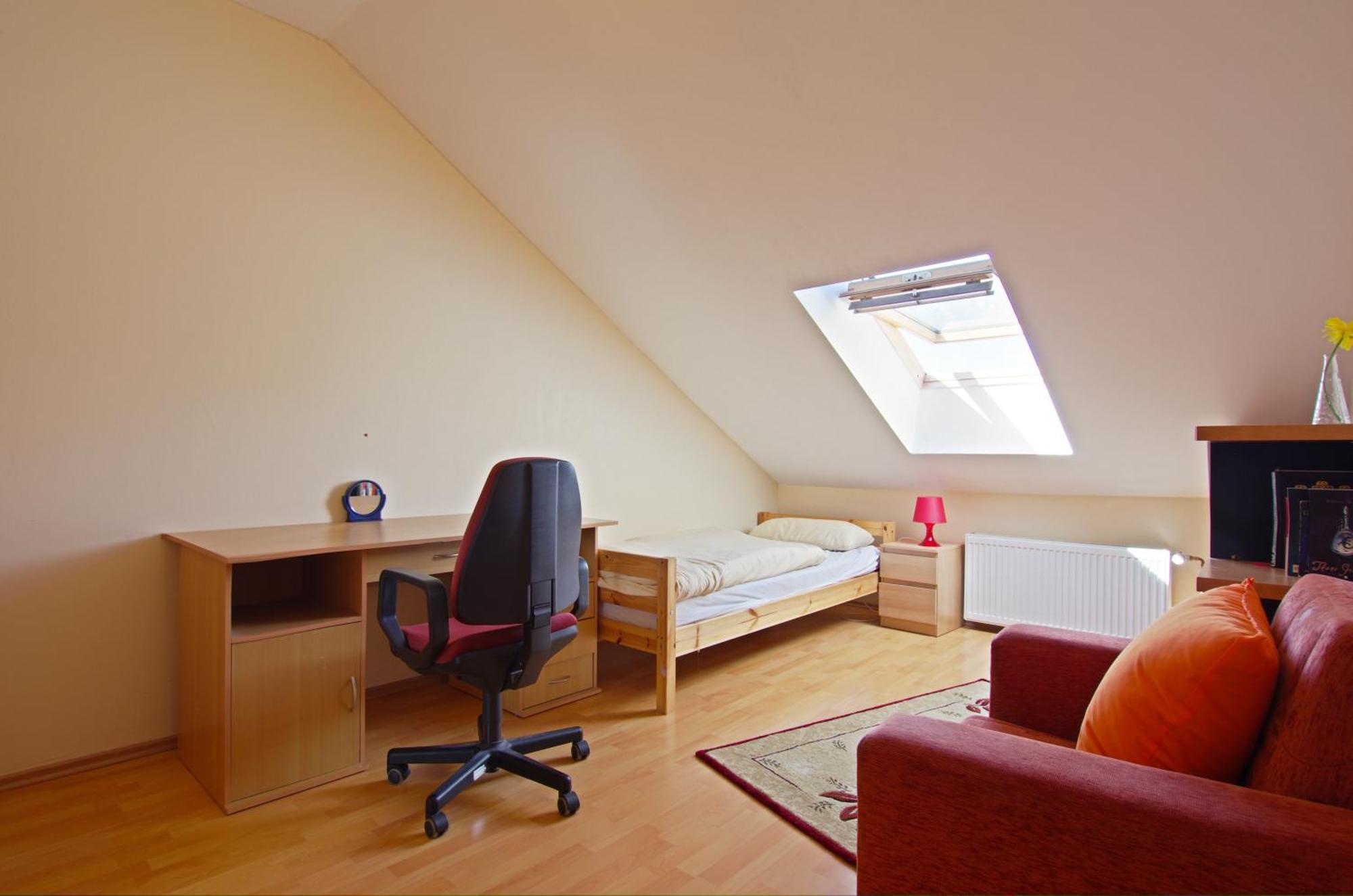 Private Rooms Near Exhibition Center Hannover Exteriör bild