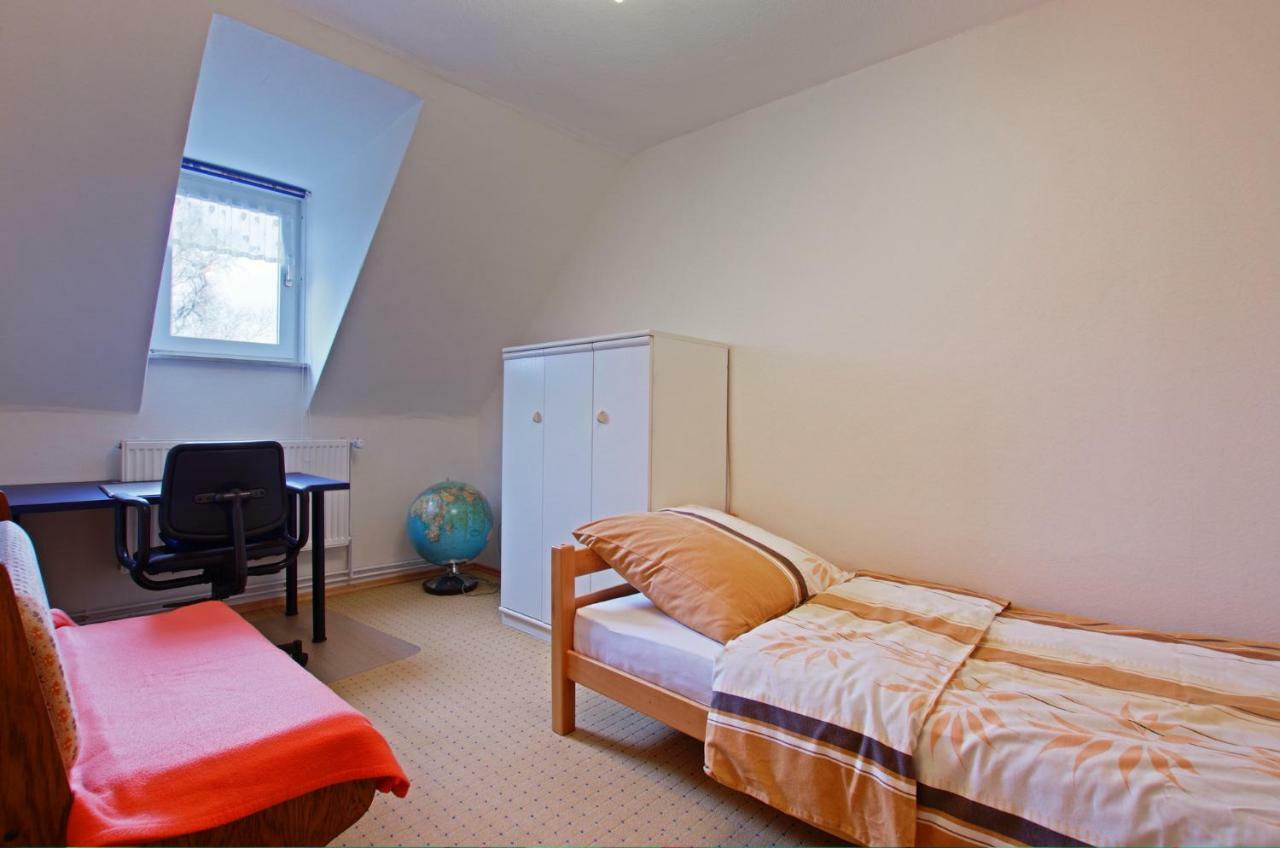 Private Rooms Near Exhibition Center Hannover Exteriör bild